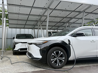 EV車と太陽光発電パネル